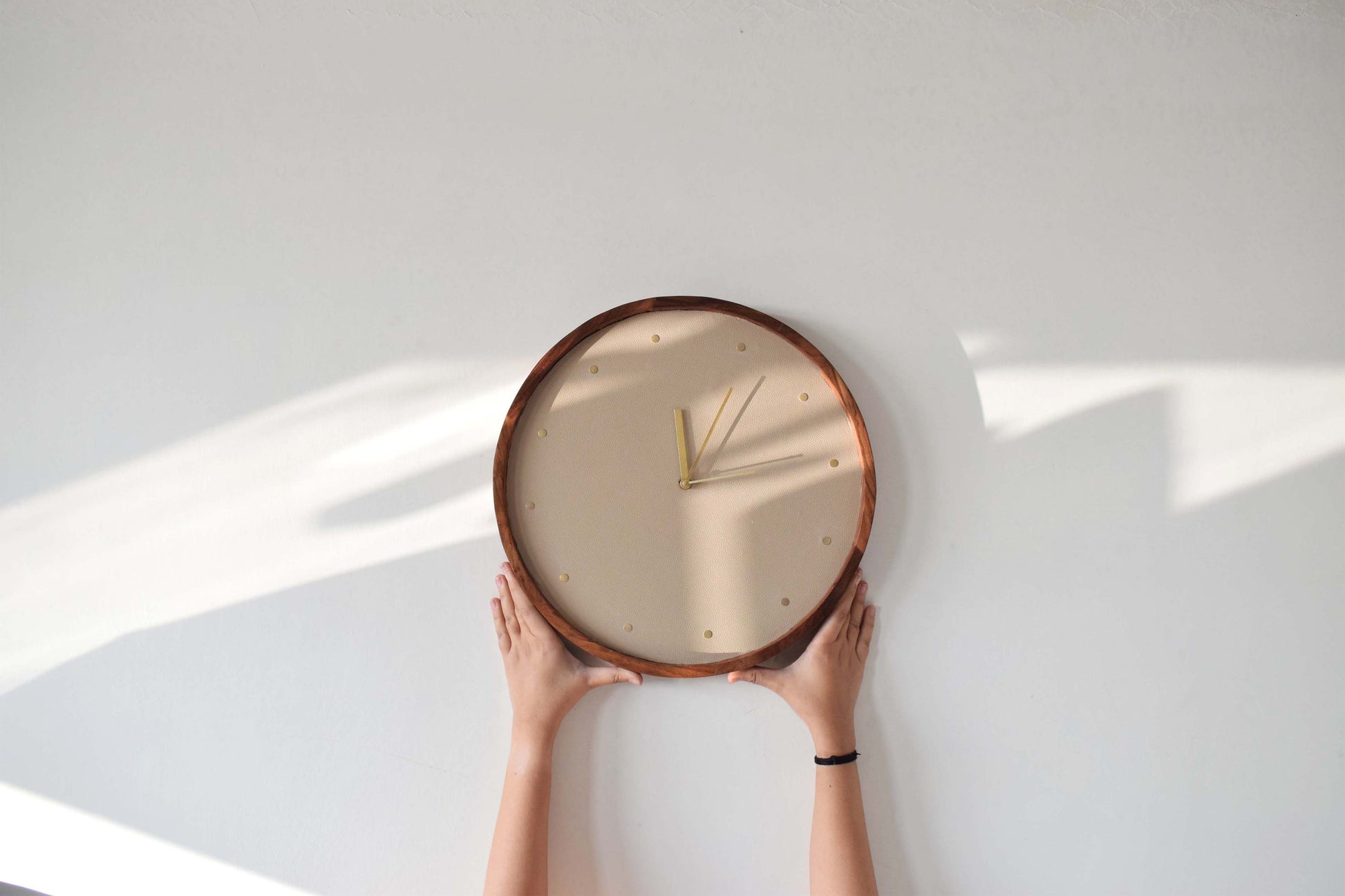 Modern wall clock 