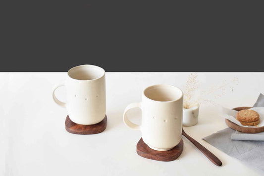 coffee mugs in ceramic with wooden coaster
